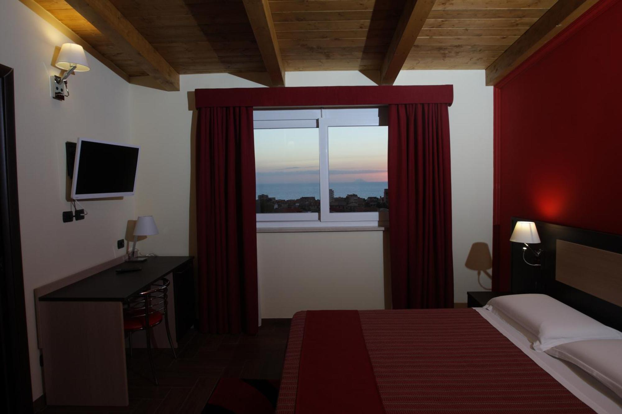 Hotel Paradiso Falerna Buitenkant foto